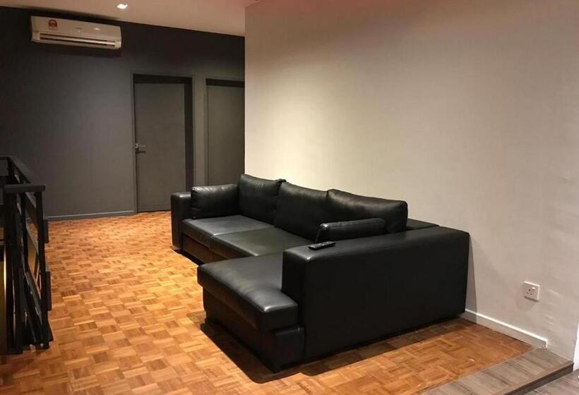 דירת שלושה חדרים, The Corner House