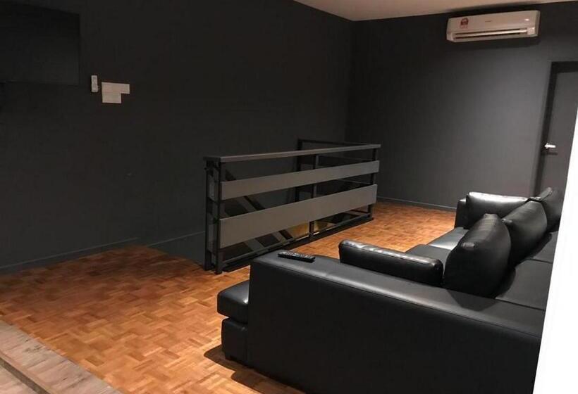 דירת שלושה חדרים, The Corner House