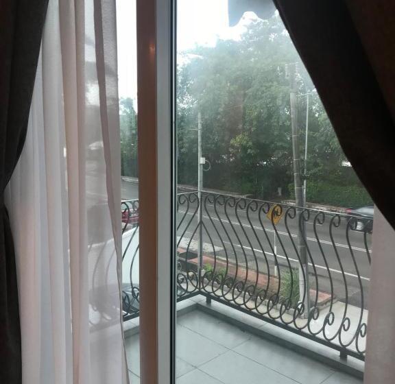 Номер Стандарт, The Corner House