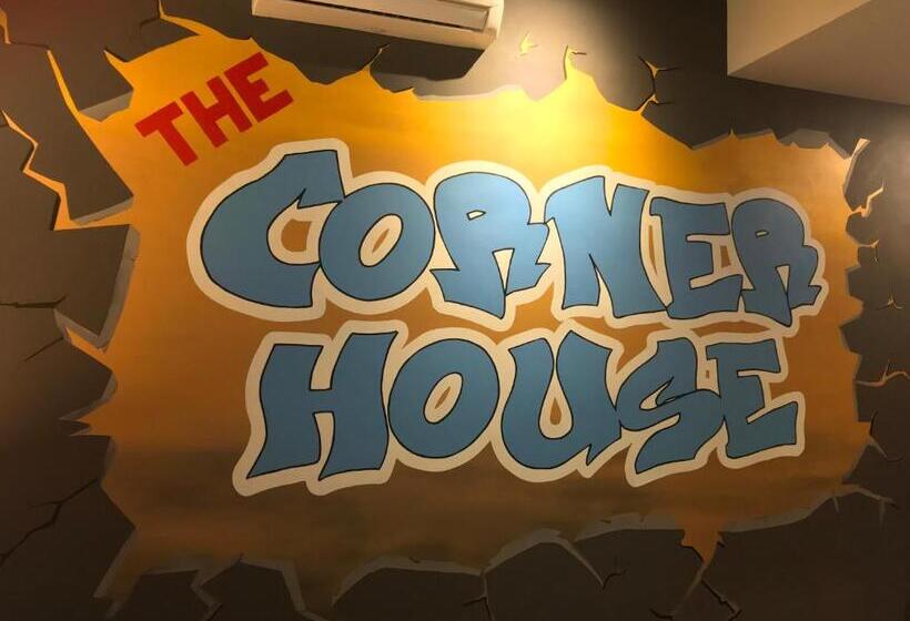 חדר סטנדרט, The Corner House