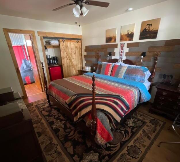 带大床的豪华间, Dusty Boots Motel & Cafe