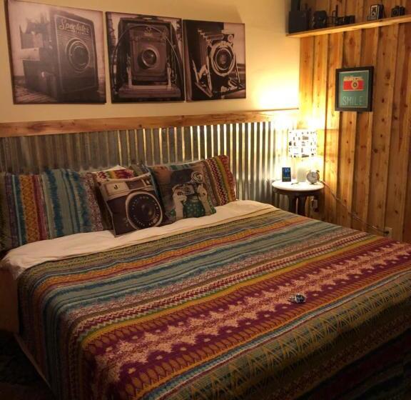 带大床的豪华间, Dusty Boots Motel & Cafe