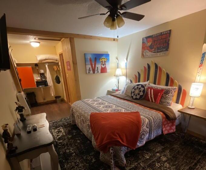 带大床的豪华间, Dusty Boots Motel & Cafe