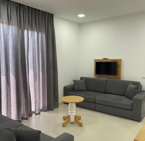 דירת חדר, Adria