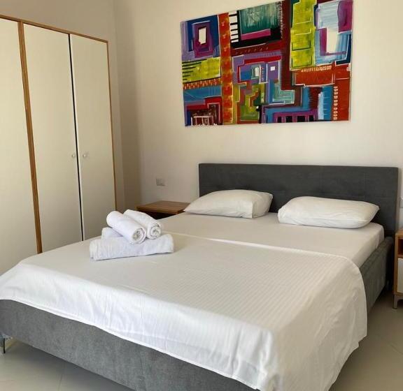 דירת חדר, Adria