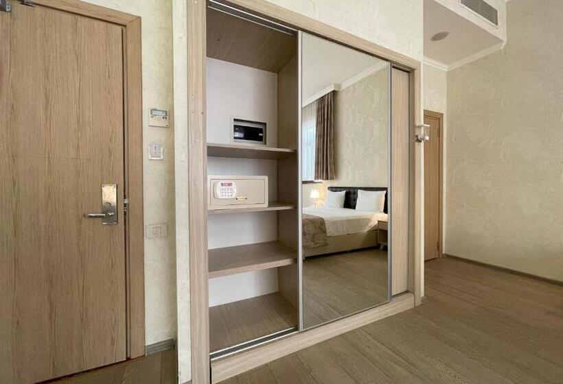 اتاق لوکس, Ammar Grand