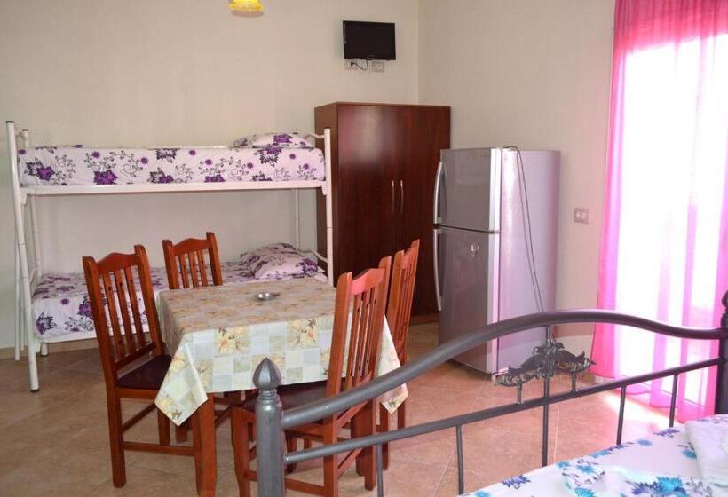 חדר לארבעה סטנדרטי עם מרפסת, Nuovo Sun Golem