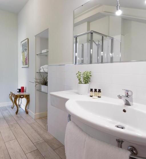 Standard studio with lake view, Villa Maria Apartments