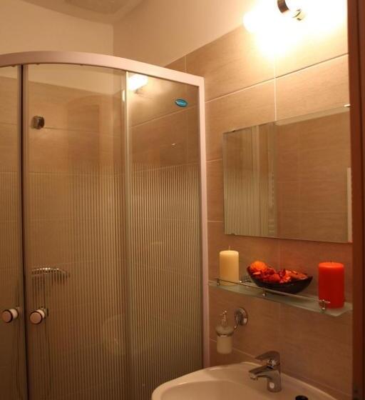 标准单人间, Stan és Panzió