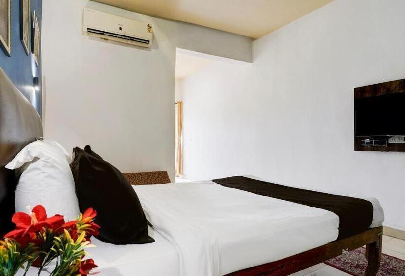 Cameră Triplă Clasică, Super Townhouse Candolim