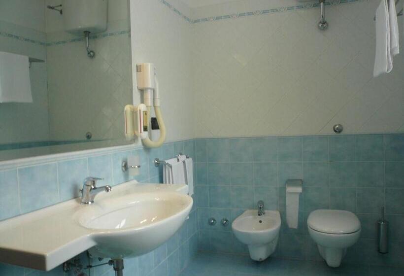 اتاق استاندارد سه نفره, Albergo Belvedere