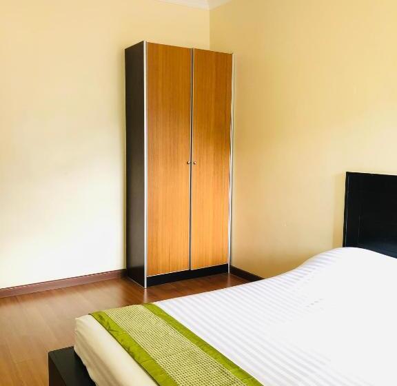 חדר סופריור, Chua Gin