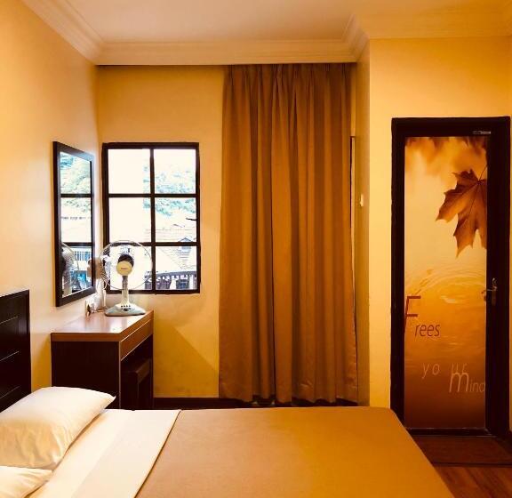 חדר סופריור, Chua Gin