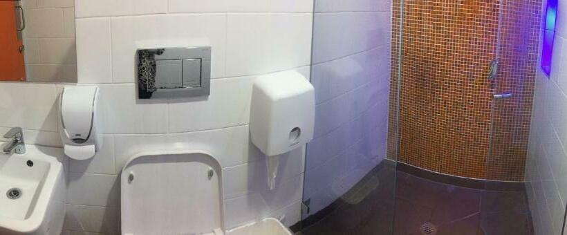 سرير فى غرفة مشتركة مزودة بحمام مشترك, Europa Melbourne