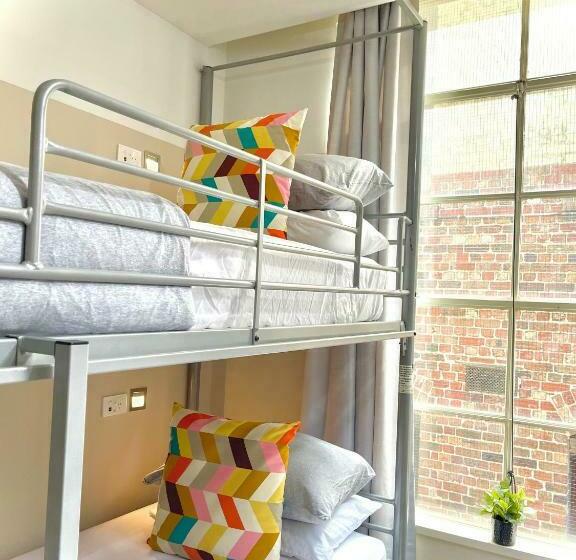 سرير فى غرفة مشتركة مزودة بحمام مشترك, Europa Melbourne