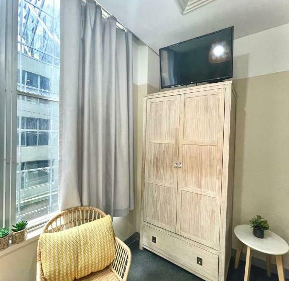 공용 욕실 구비 공동 객실 내의 침대, Europa Melbourne