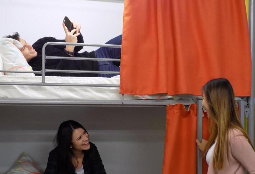 سرير فى غرفة مشتركة مزودة بحمام مشترك, Europa Melbourne