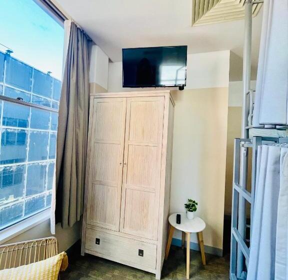 سرير فى غرفة مشتركة مزودة بحمام مشترك, Europa Melbourne