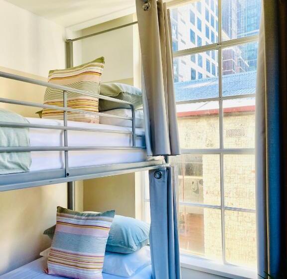 سرير فى غرفة مشتركة مزودة بحمام مشترك, Europa Melbourne