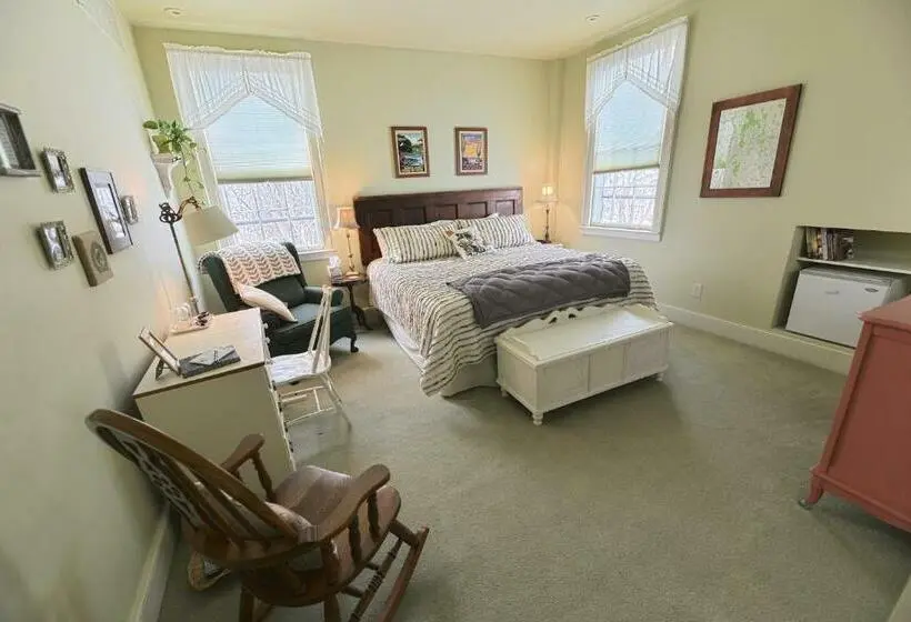 キングサイズベッドのデラックスルーム, The Bed And Breakfast At Oliver Phelps