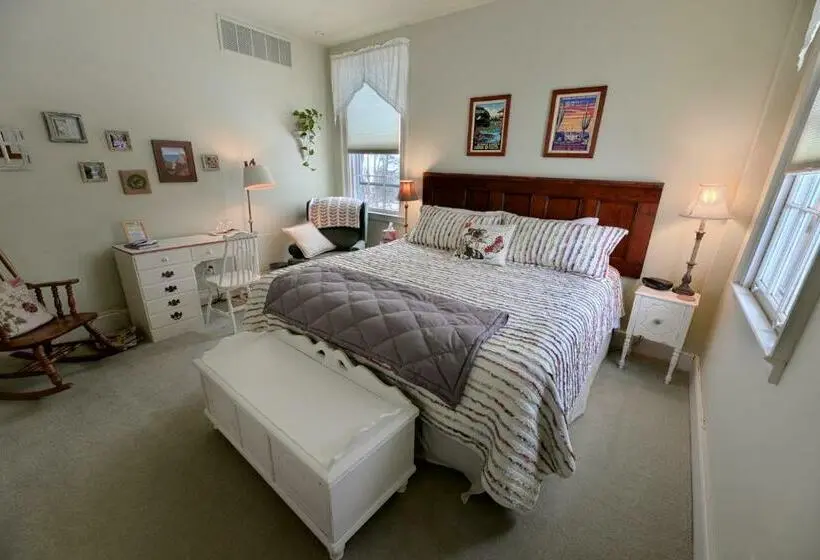 キングサイズベッドのデラックスルーム, The Bed And Breakfast At Oliver Phelps
