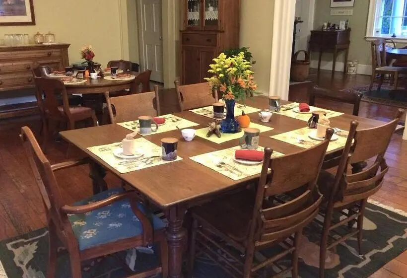 キングサイズベッドのデラックスルーム, The Bed And Breakfast At Oliver Phelps