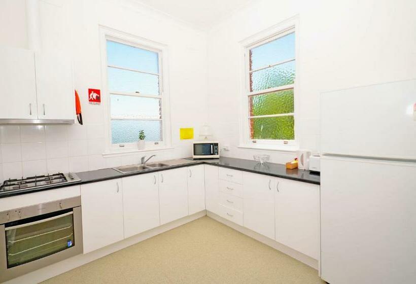 غرفة قياسية فردية, The Hallows Accommodation