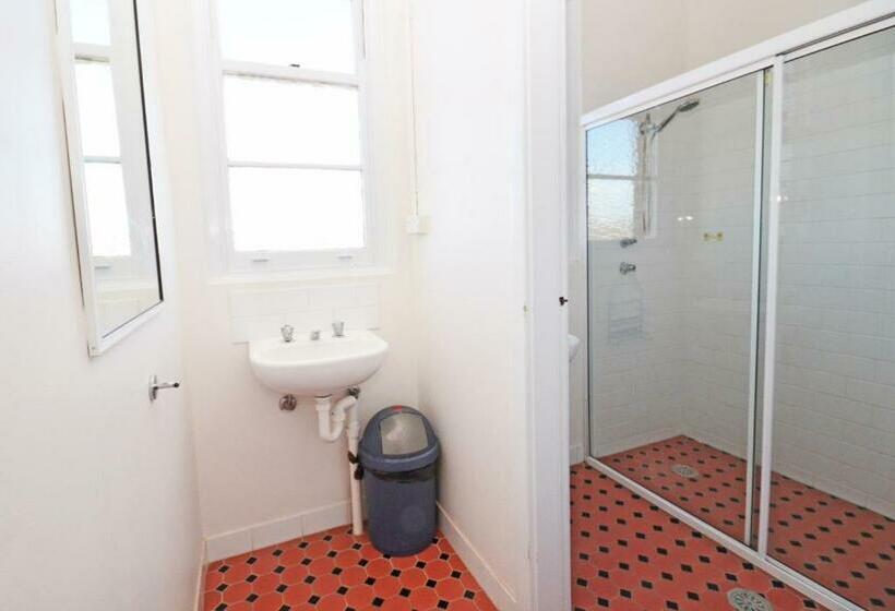 غرفة قياسية فردية, The Hallows Accommodation