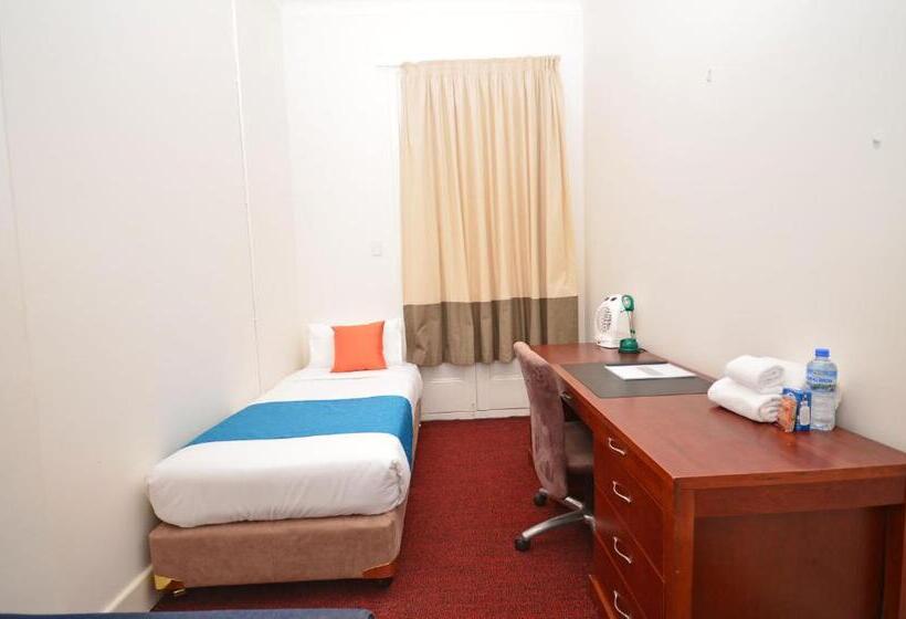 غرفة عائلية مطلّة علي الجبل, The Hallows Accommodation