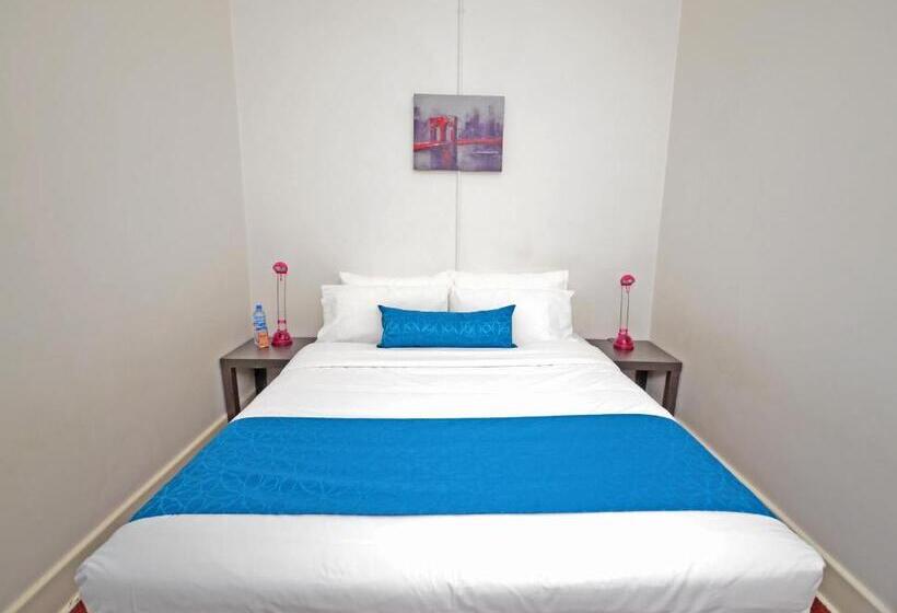 غرفة عائلية مطلّة علي الجبل, The Hallows Accommodation