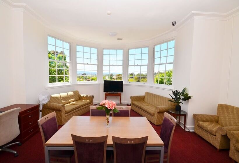 غرفة قياسية حمام مشترك, The Hallows Accommodation