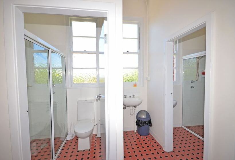 غرفة قياسية حمام مشترك, The Hallows Accommodation