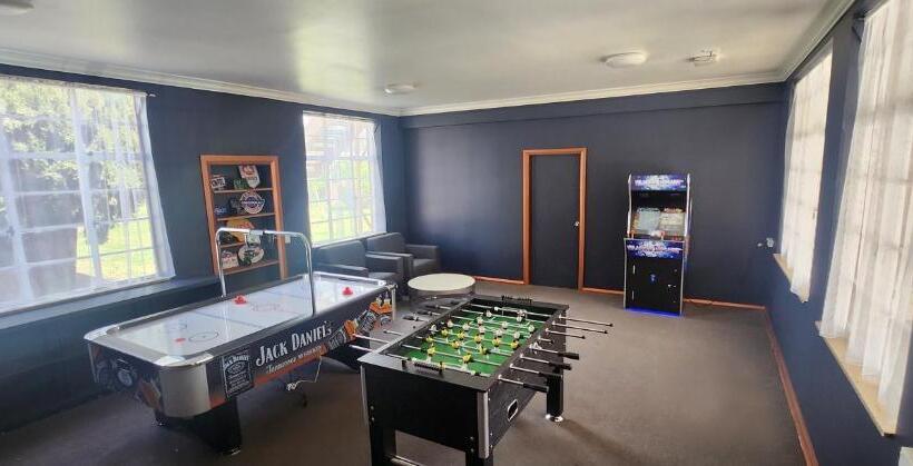 غرفة قياسية حمام مشترك, The Hallows Accommodation