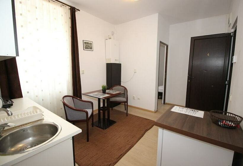 标准工作室, Main Square Apartments & More