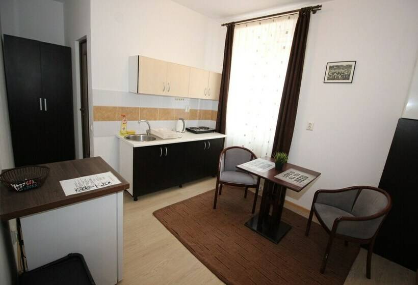 标准工作室, Main Square Apartments & More