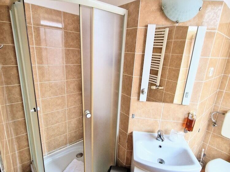 经济房, Main Square Apartments & More