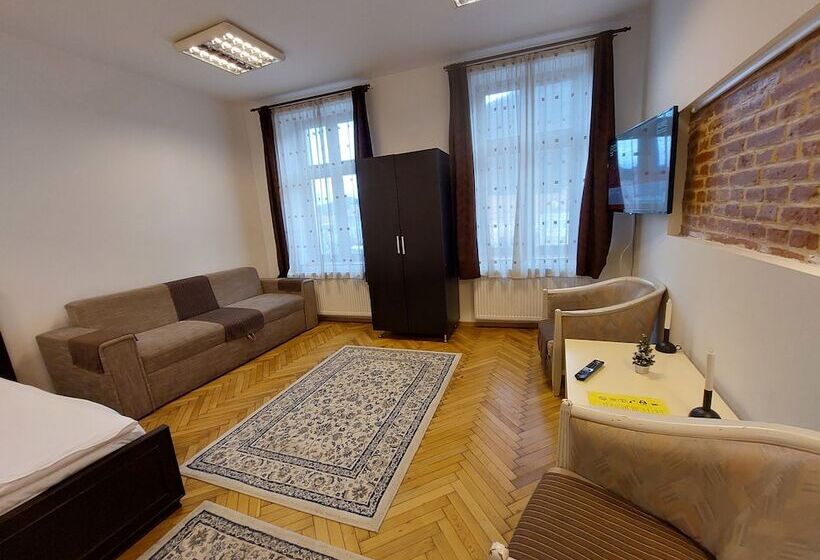 标准工作室, Main Square Apartments & More