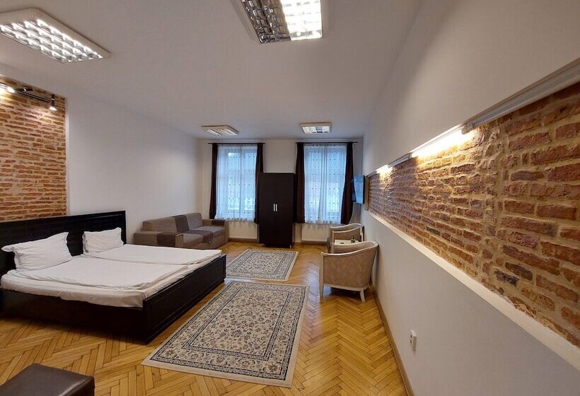 标准工作室, Main Square Apartments & More