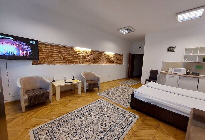 标准工作室, Main Square Apartments & More