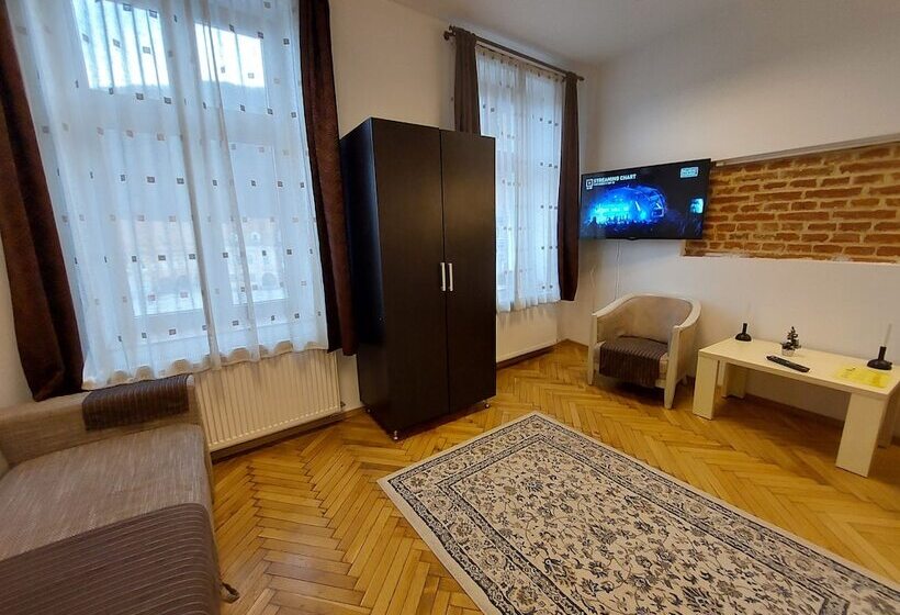 标准工作室, Main Square Apartments & More