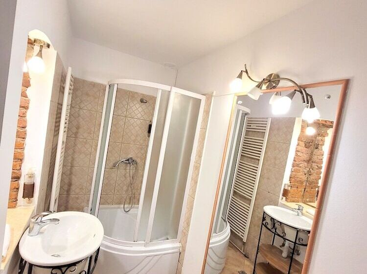 家庭工作室, Main Square Apartments & More