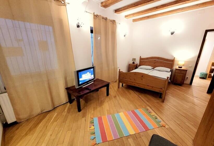 家庭工作室, Main Square Apartments & More