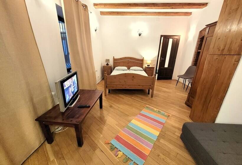 家庭工作室, Main Square Apartments & More