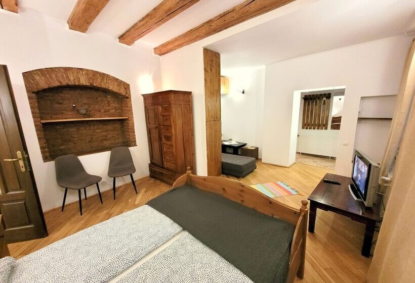 家庭工作室, Main Square Apartments & More