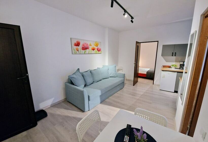 جناح عائلي, Main Square Apartments & More