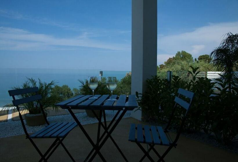 غرفة ديلوكس مطلّة علي البحر, A Tonnara