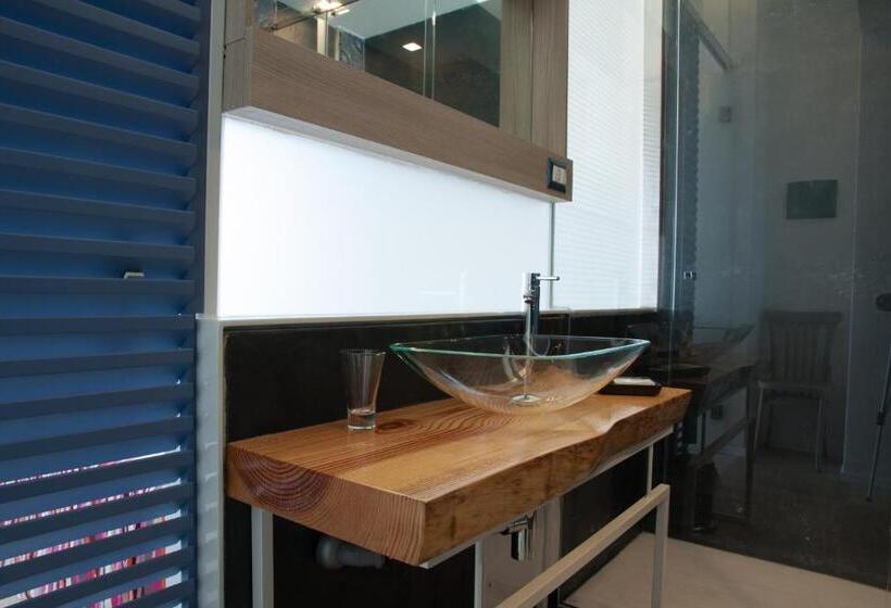 디럭스 룸 바다 전망, A Tonnara