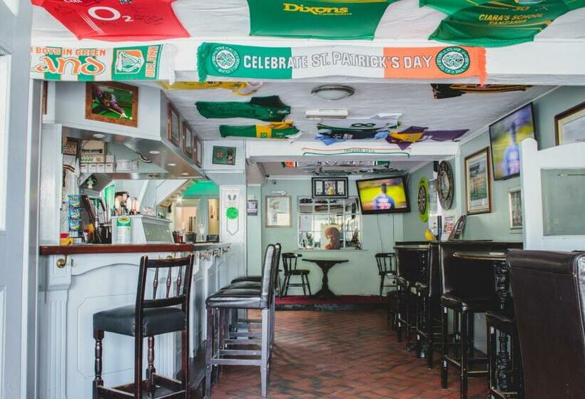 חדר משפחתי, Cú Chulainns Accommodation