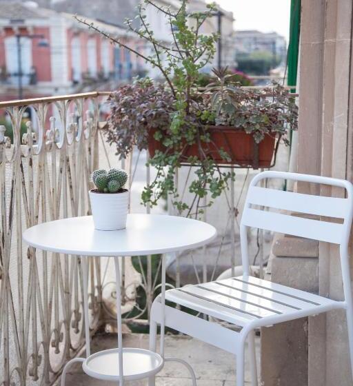 Трехместный Номер Стандарт с Балконом, Nostos Rooms & Apartments