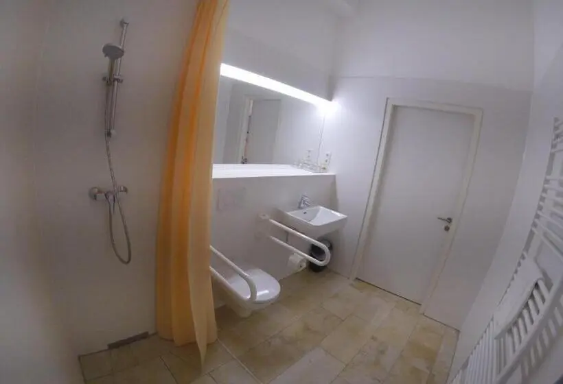 Quarto Quádruplo Standard, Aton